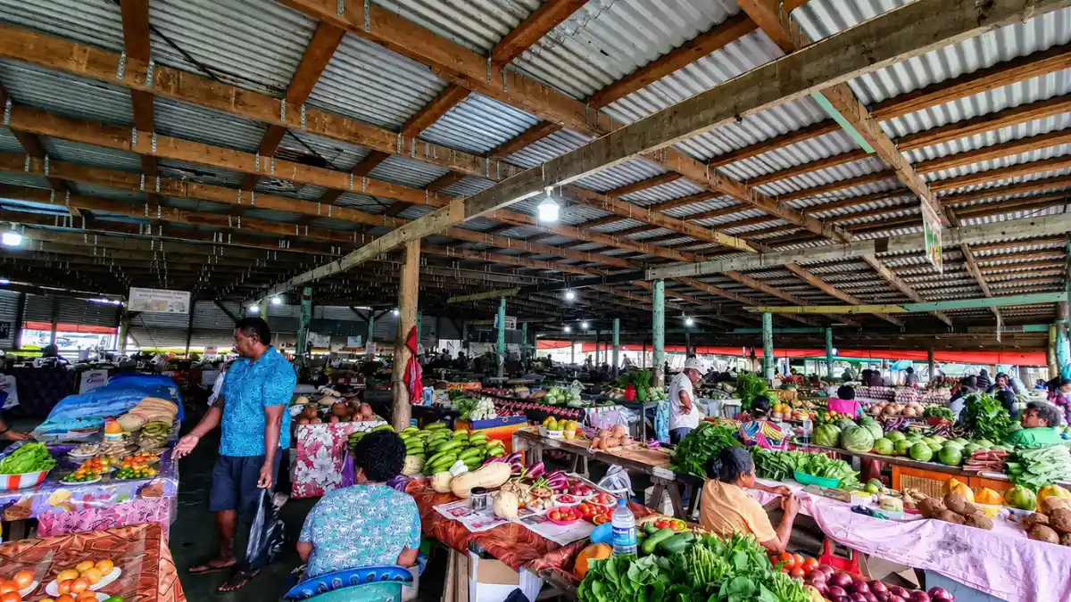 Produce stalls and shoppers outside Savusavu's former market building before the 2025 replacement opened